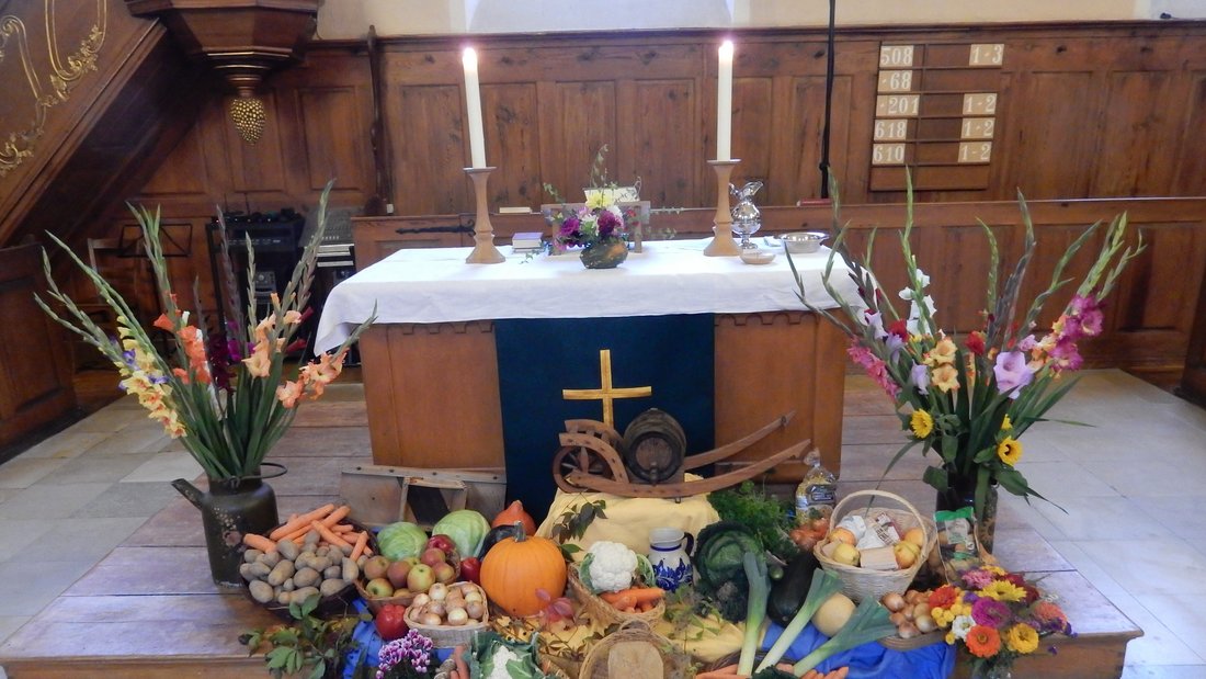 geschmückter Altar zum Erntedankfest