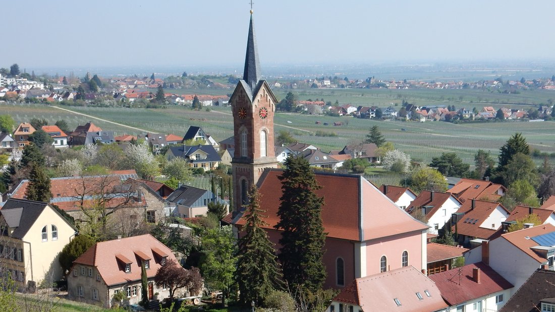 blick auf die Haardter Kirche vom Schlossberg