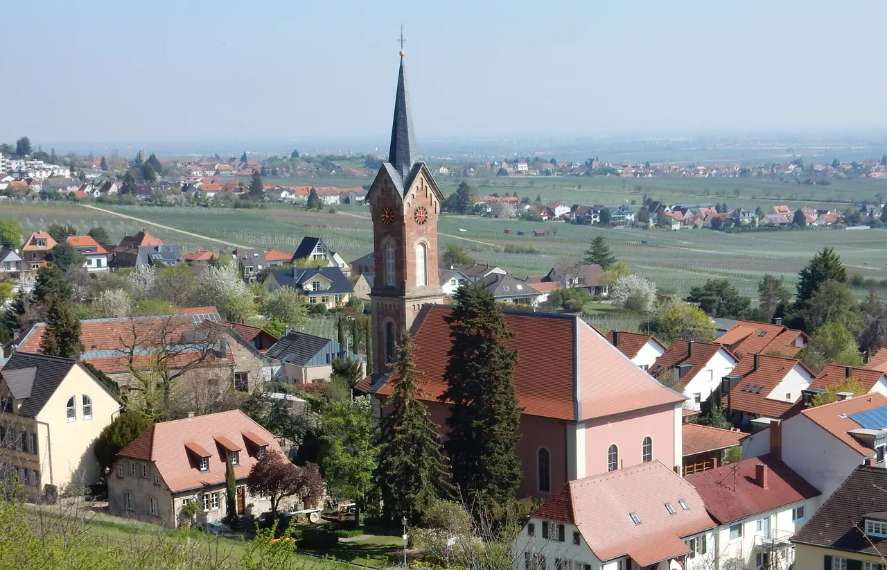 blick auf die Haardter Kirche vom Schlossberg